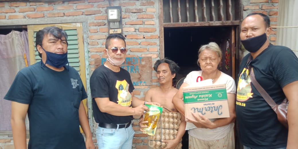 Ketua Pewarta Polrestabes Medan Bagikan Sembako Kepada Warga Kurang Mampu di Mandala