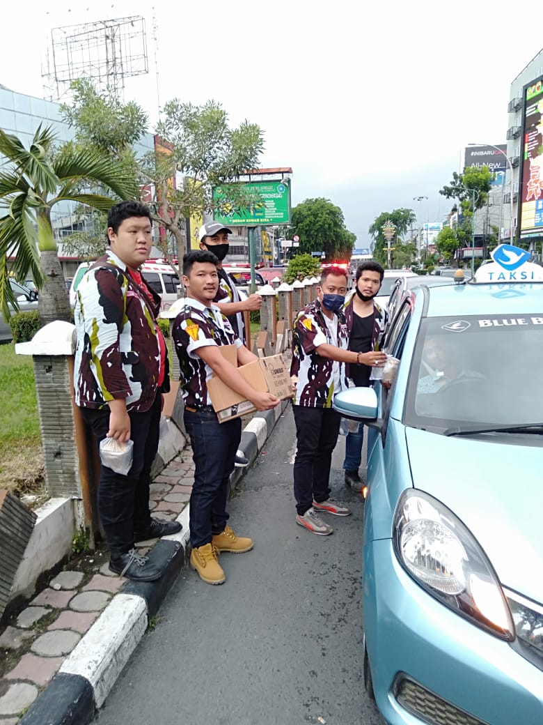 IPK Ranting Sekip Bagikan Makanan Berbuka Puasa kepada Pengendara