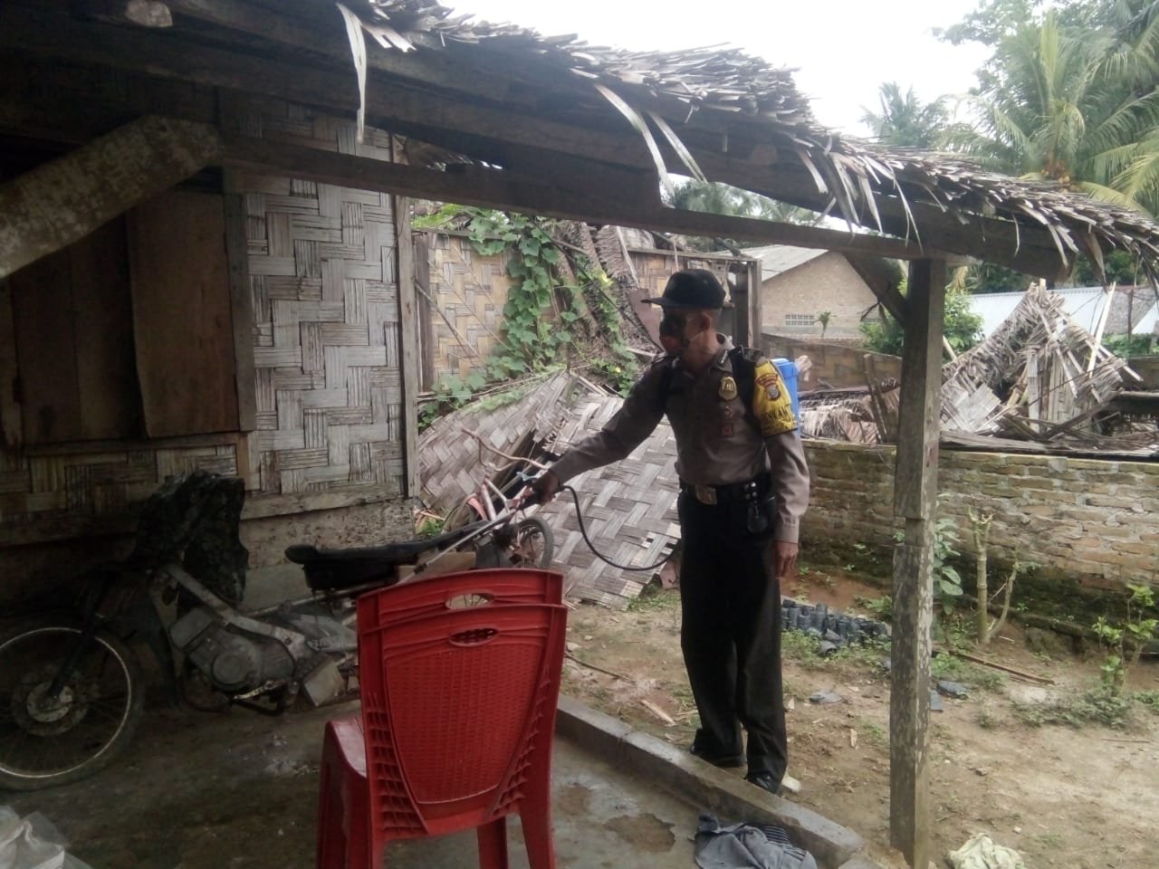 Bhabinkamtibmas Polsek Talun Kenas Polresta Deli Serdang Semprot Disinfektan Di Desa Binaan