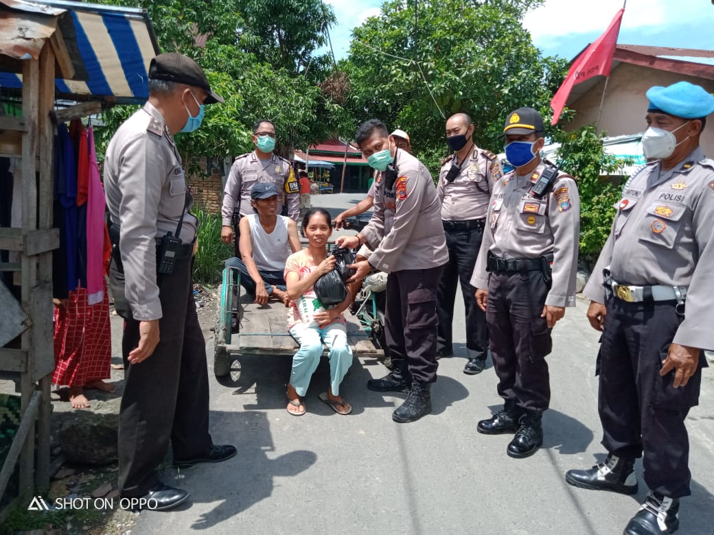 Polsek Medan AreaÂ Binluh Social Distancing dan Baksos Berbagi Sembako