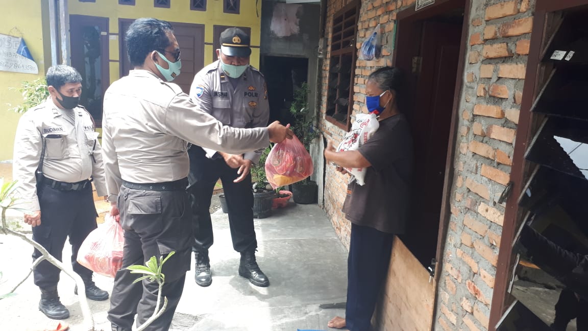 Kapolsek Medan Timur Berikan Tali Asih Paket Sembako Kepada Warga Kurang Mampu