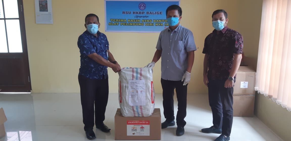 Yayasan TB Soposurung Serahkan Bantuan APD Kepada RS HKBP Balige