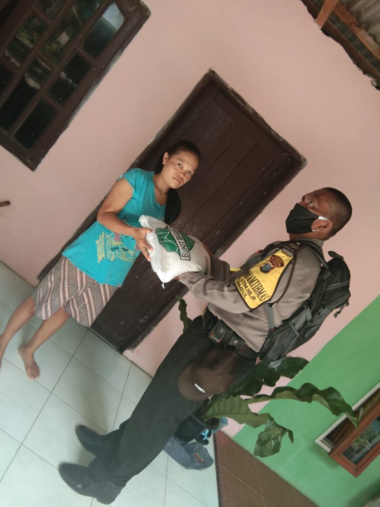 Bhabinkamtibmas Desa Sumbul Polsek Talun Kenas Polresta Deli Serdang Salurkan Bantuan