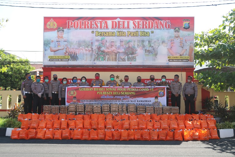Polresta Deli Serdang Kembali Gelar Bakti Sosial Distribusikan Sembako Kepada Masyarakat Terdampak Covid-19