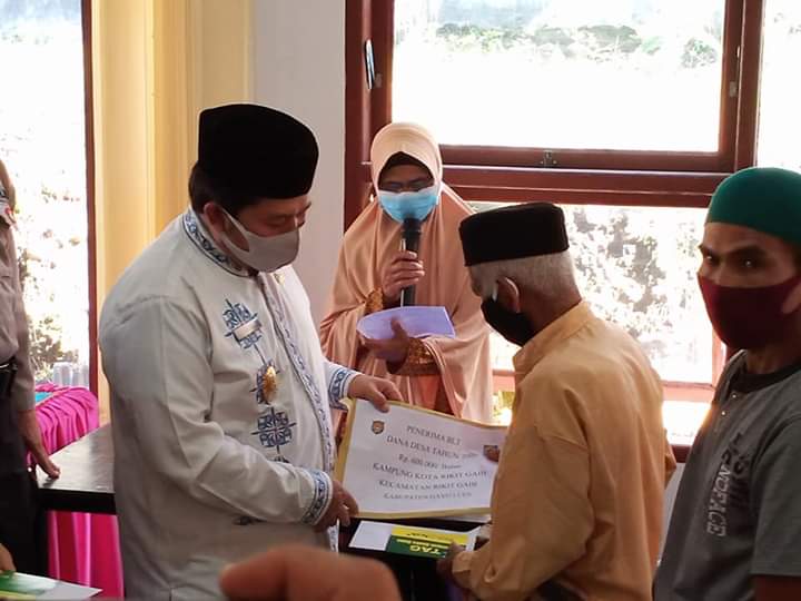 Wabub Dampingi Kadis DPMG Salurkan BLT ADD Kemasyarakat Rikit Gaib