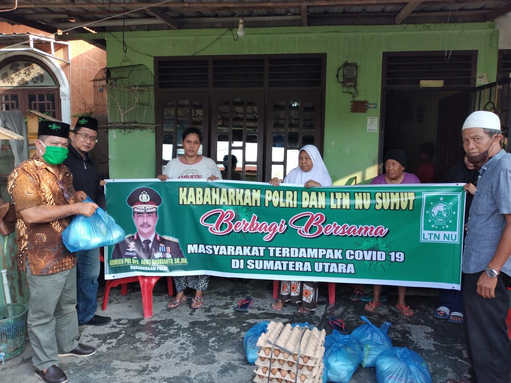 Kabaharkam Polri Berikan Tali Asih kepada Masyarakat Terdampak Covid 19 di Sumut