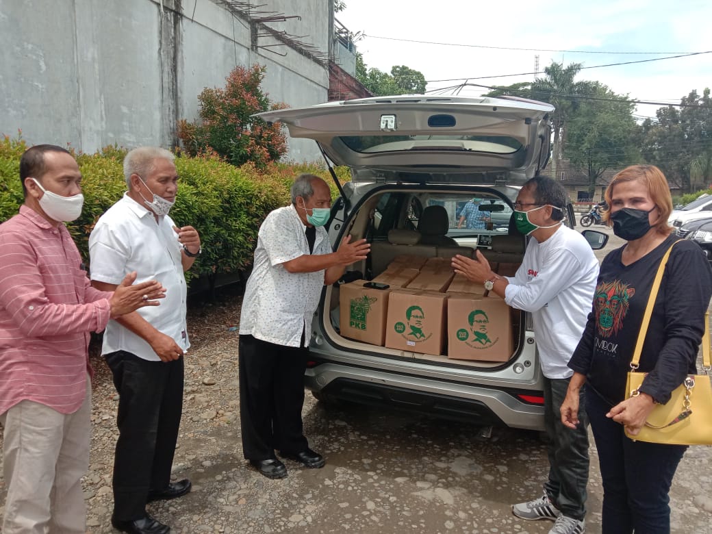 Gus Ami Bagikan Paket Sembako untuk Wartawan Medan