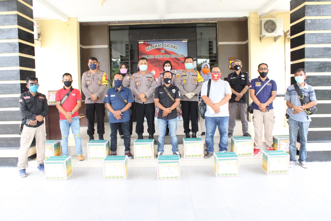 Sambut Idul Fitri 1441 H, Kapolres Sergai Bagikan 45 Paket Bingkisan Lebaran Kepada Wartawan