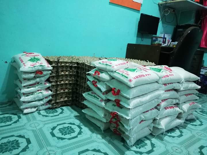 Dampak Corona, Pengusaha desa Sidourip bagikan sembako ke warga