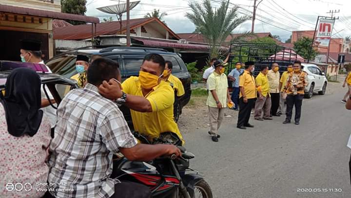 Mendukung Penggunaan Masker,DPD Partai Golkar Palas Bagi-bagi Masker ke Masyarakat