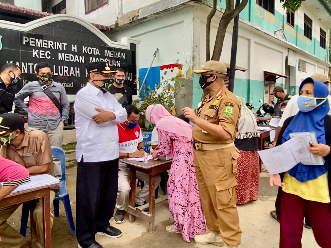 Akhyar Tinjau Penyerahan Bansos Tahap II di 3 Kelurahan