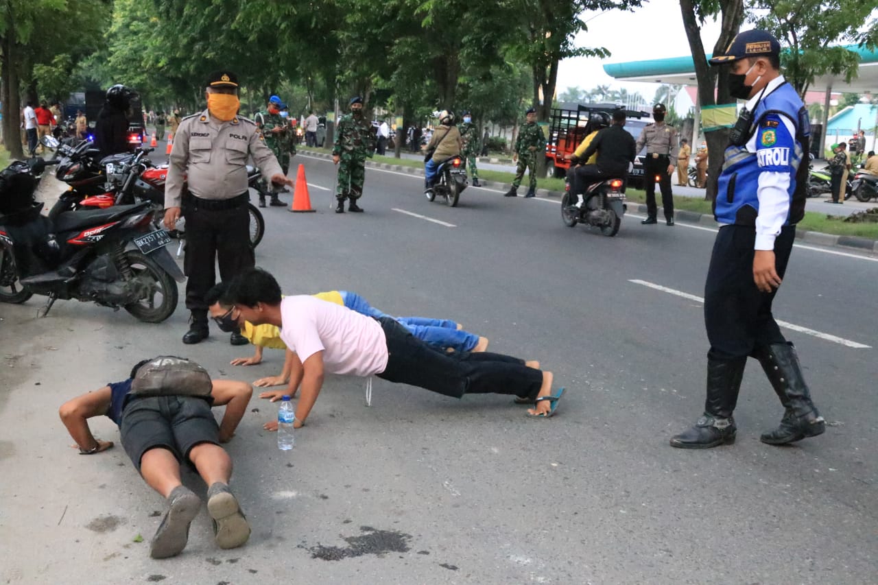 Belasan Warga Tak Pakai Masker Disanksi Push Up & Squat Jump