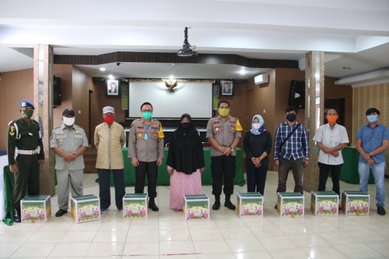 Kapolresta Deli Serdang Berikan Paket Lebaran Kepada Wartawan, Purnawirawan Dan Warakauri