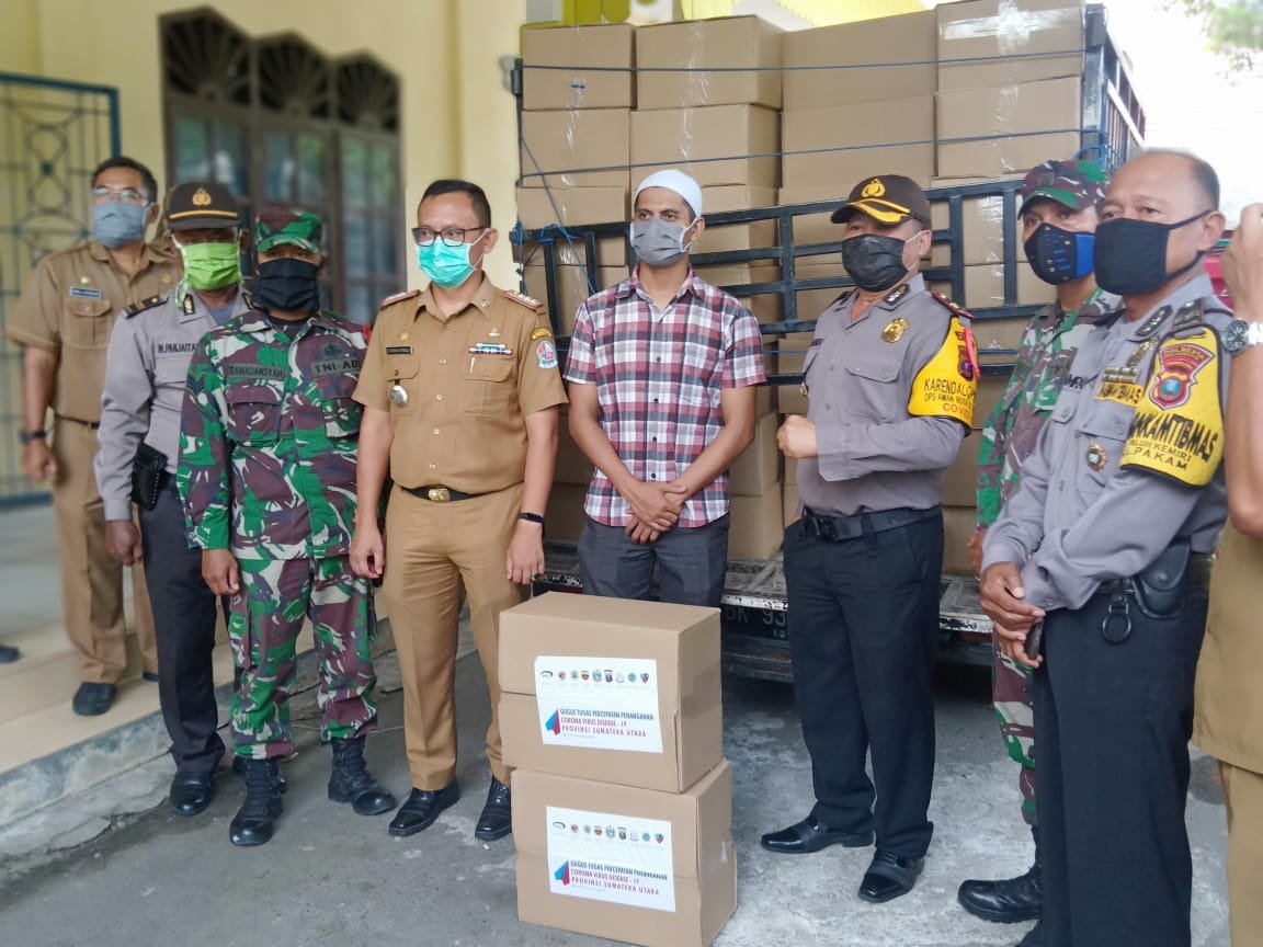 Wakili Kapolres Deli Serdang, Kabag Ops Serahkan Bansos Paket Sembako dari Pemprovsu ke Desa-Desa