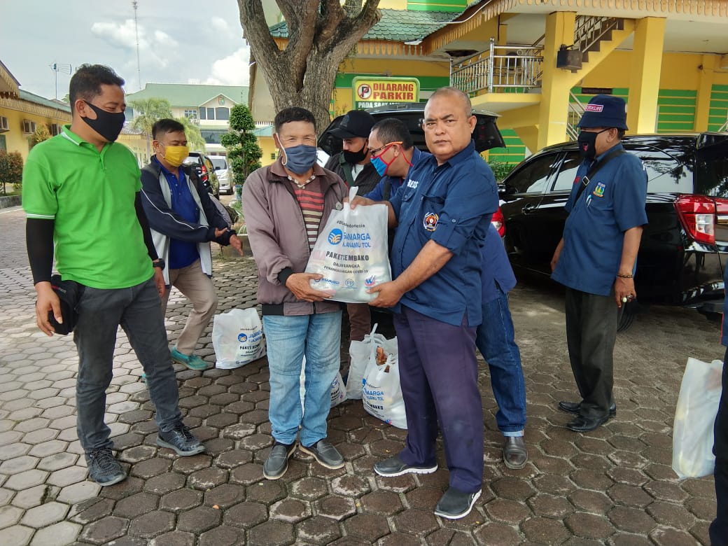 JelangIdul Fitri, PWI Sergai Bagikan 30 Paket Sembako Kepada Anggota, Loper dan Anak Yatim