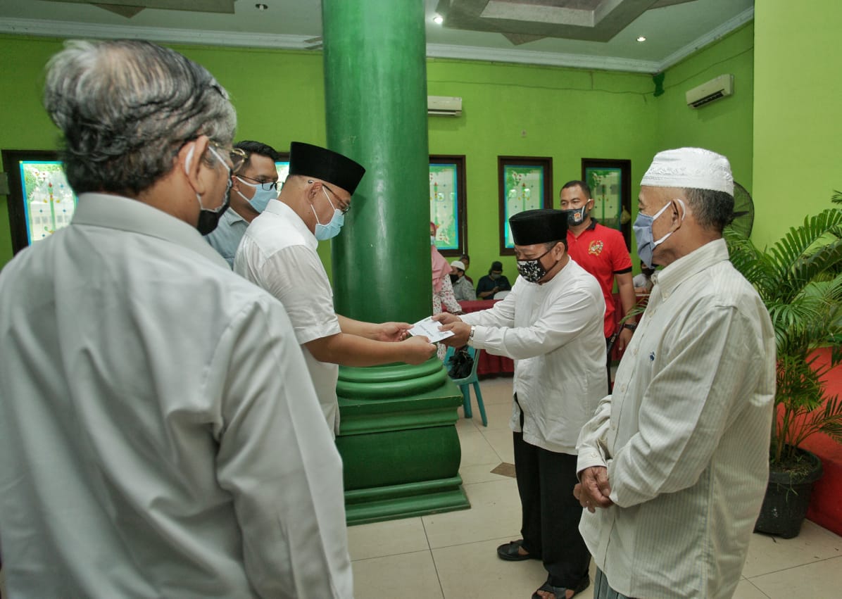 Akhyar Serahkan Zakat Ke 778 Orang Mustahik