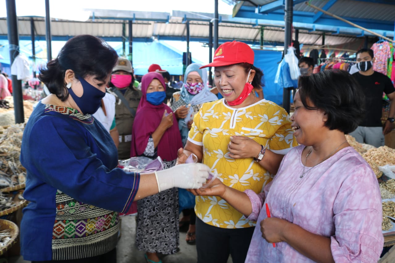 WAKIL BUPATI KARO BAGI BAGI MASKER KE PASAR TIGANDERKET
