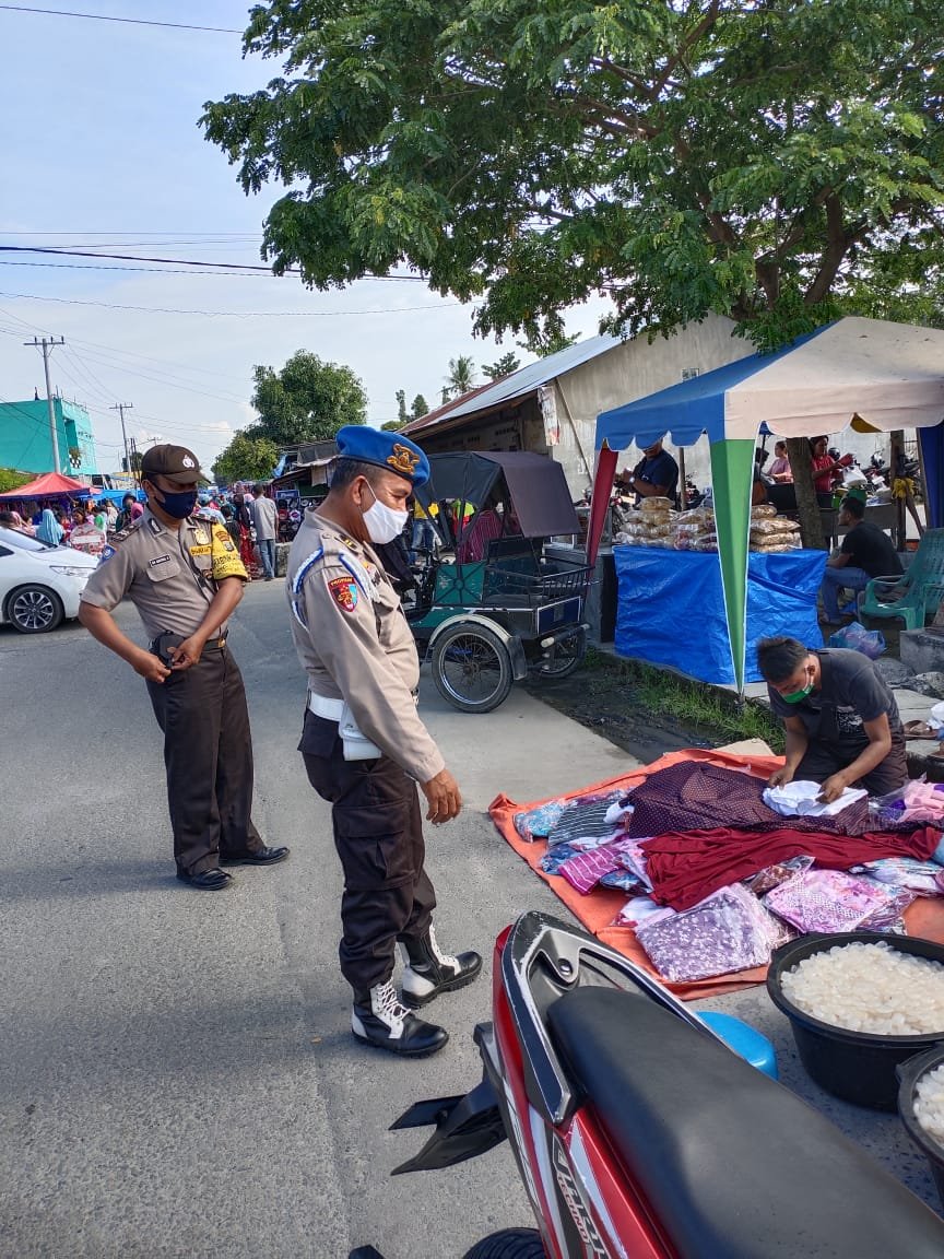 Polsek Beringin Polresta Deli Serdang Himbau Masyarakat Guna Cegah Penularan Covid -19 di Pasar