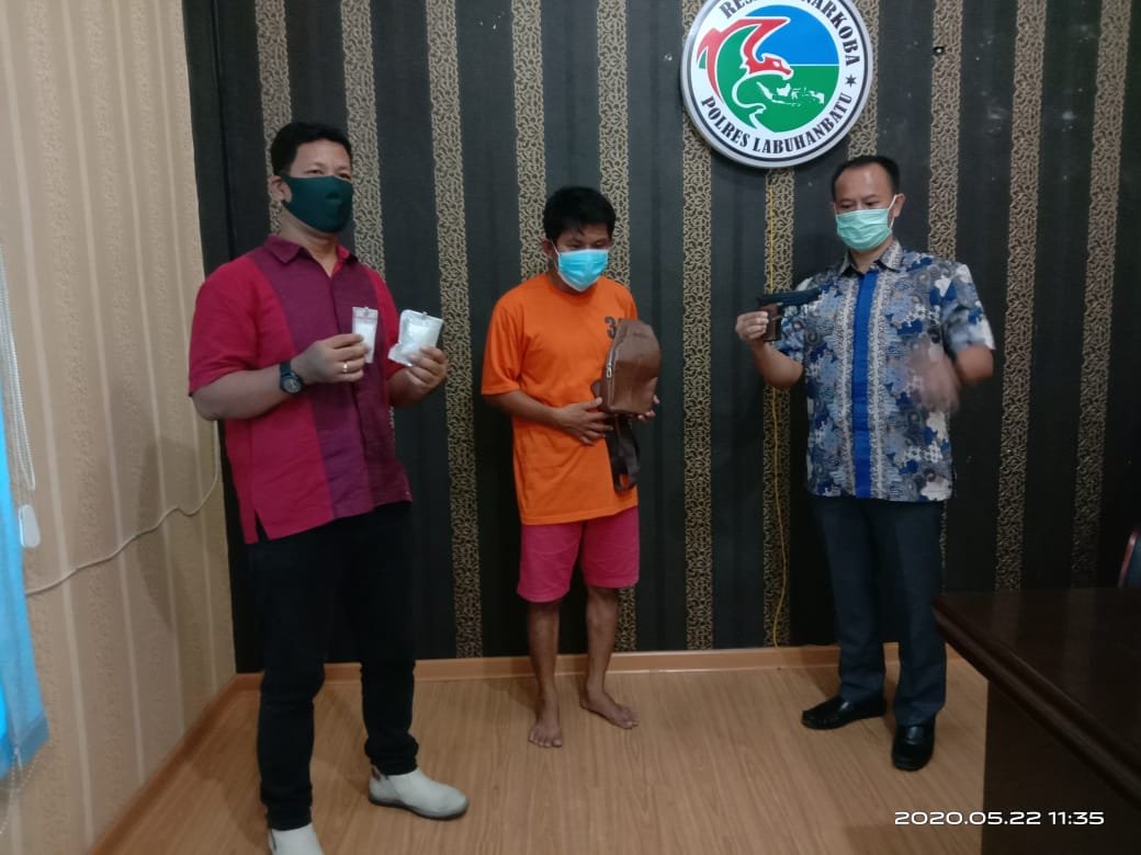 Sat Narkoba Polres Labuhan Batu Ringkus Pengedar Shabu, 1 Pucuk Senpi Reflika FN Diamankan