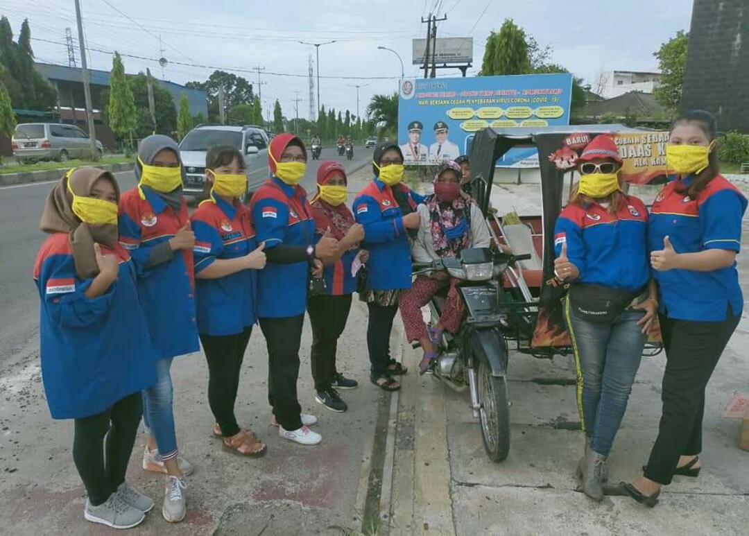 Wanita AJH Sumut bagi Tagjil dan Masker Gratis