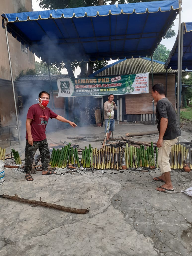 Pengobat Rindu Kampung Halaman, Ketua PKB Sumut Ance Berbagi Lemang Untuk Masyarakat