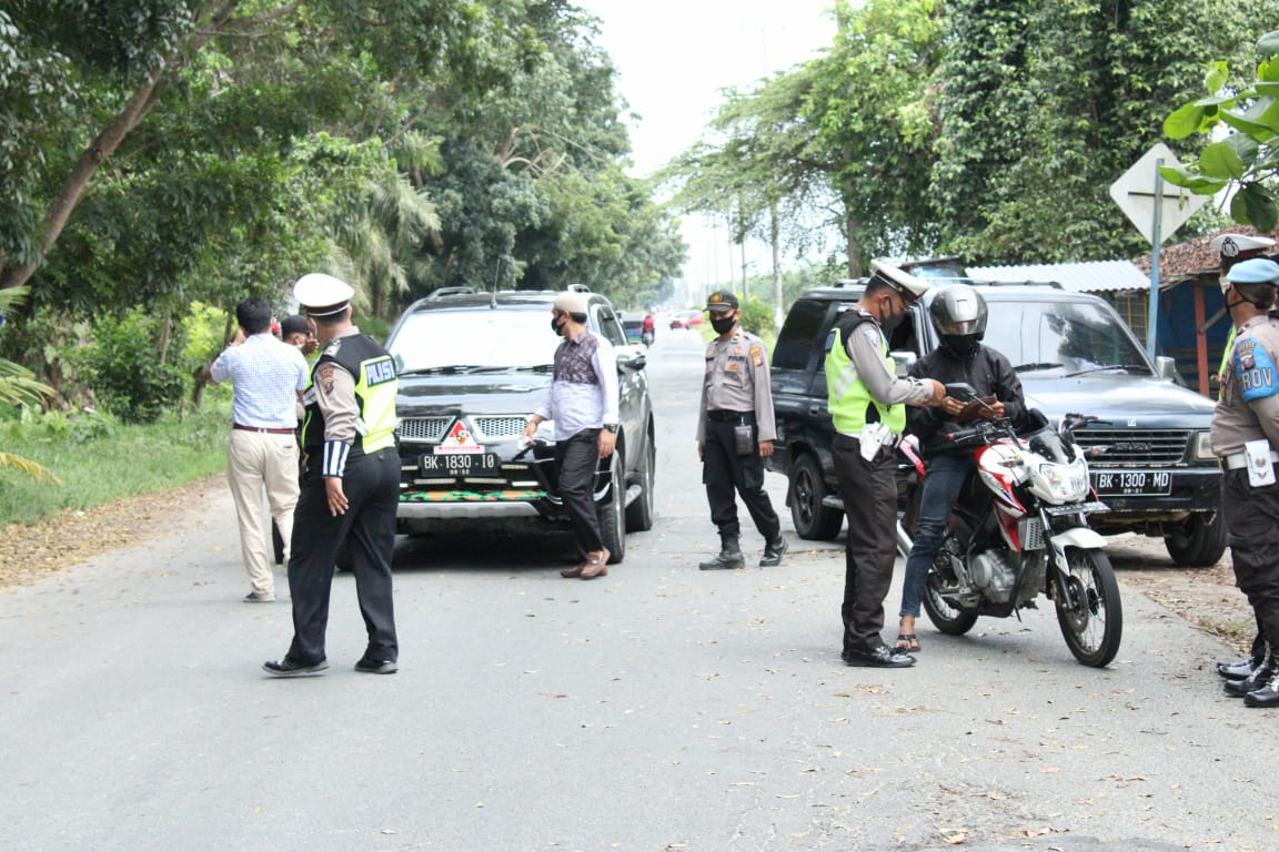 Jalani Protokol Kesehatan Cegah Covid-19 di Objek Wisata, Polres Sergai Lakukan Penyekatan Kendaraan