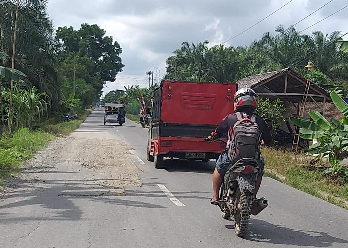 Undang Lakalantas Jalan Rusak di Bilah Hilir Tampa Rambu -Rambu Jalan