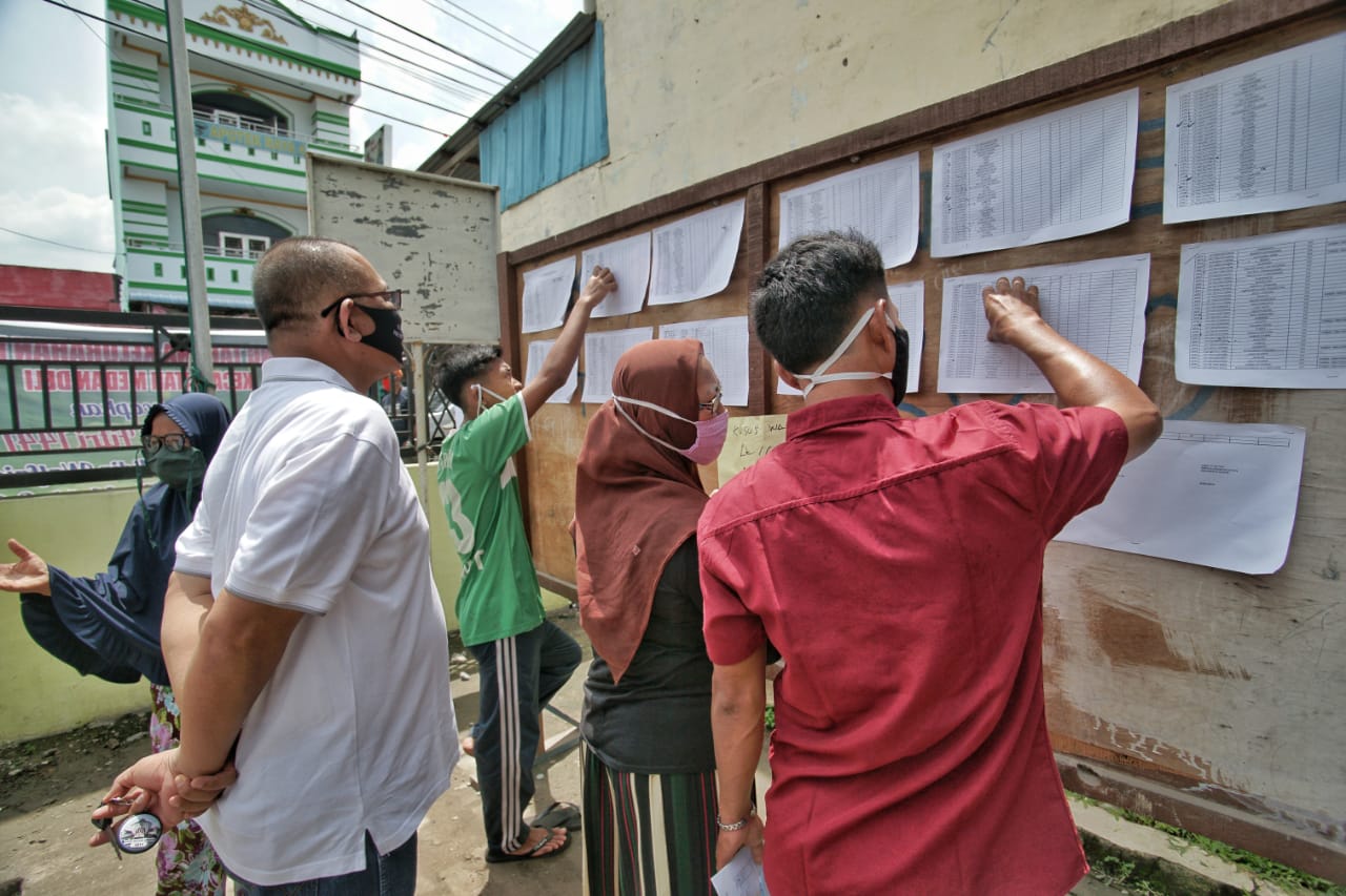 Akhyar Tinjau Penyaluran Bansos Tahap II di Kelurahan Mabar