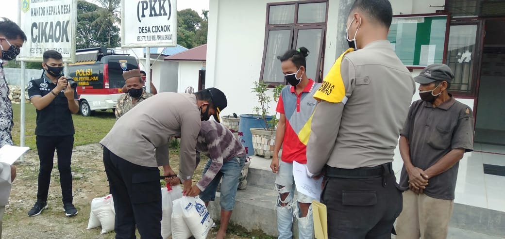 Kapolres dan Bhabinkamtibnas Bagikan Sembako Beras Kepada Masyarakat Yang Kurang Mampu Terdampak Covid19