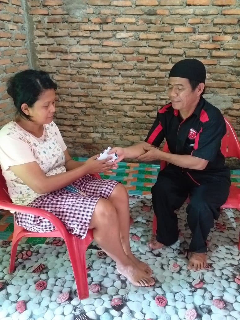 Ketua DPP FKIB Ustadz Martono Jenguk dan Bantu Rika Manik Penderita Infeksi Usus