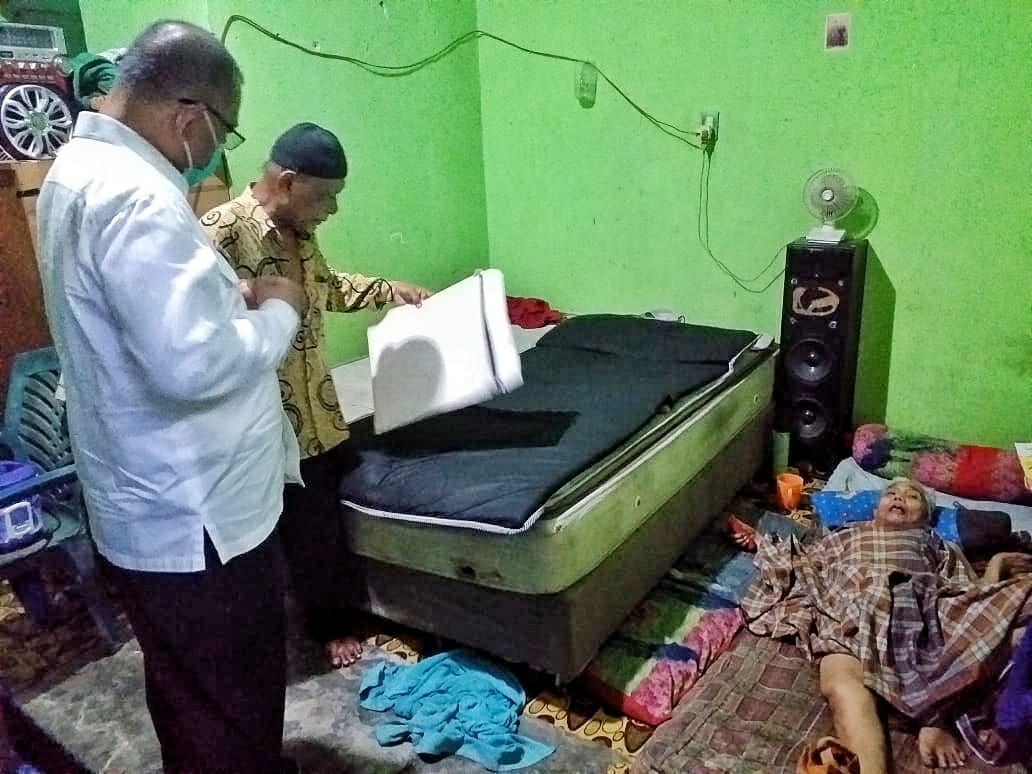 Kunjungi Warga yang Sedang Sakit, Akhyar : Bu Nursima Harus Ikhlas dan Kuat