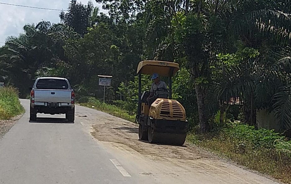 Jalan Rusak di Bilah Hilir Tanpa Rambu- Rambu Jalan Akhirnya di Perbaiki