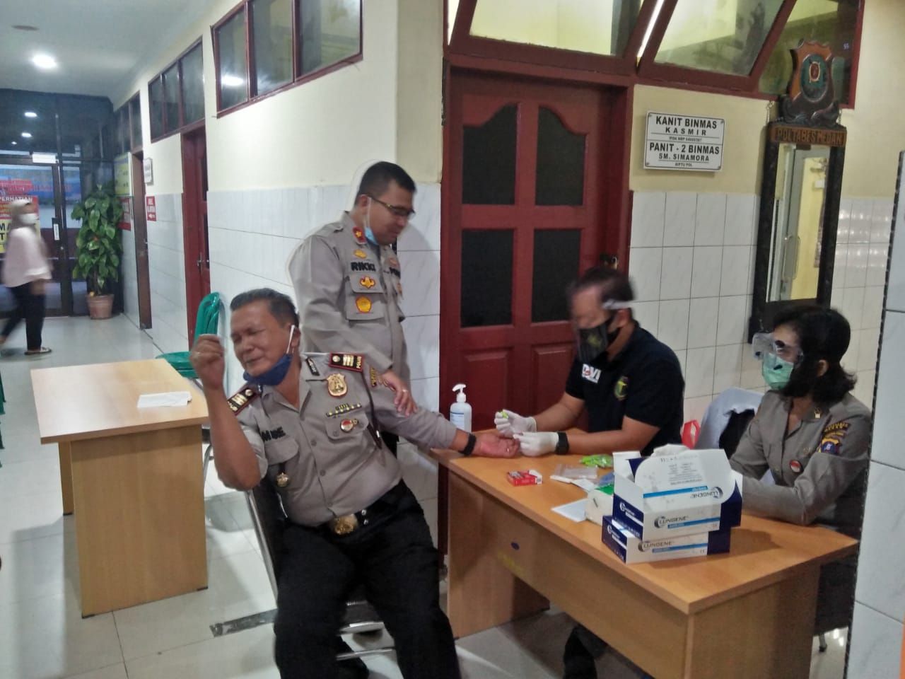 Ratusan Personil Polsek Medan Kota Menjalani Rapid Test Oleh Urkes Polrestabes Medan