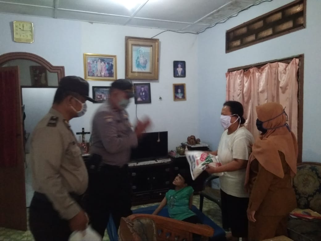 Polsek Medan Timur Jumat Barokah Berikan Tali Asih Kepada Warga Memiliki Cacat Fisik