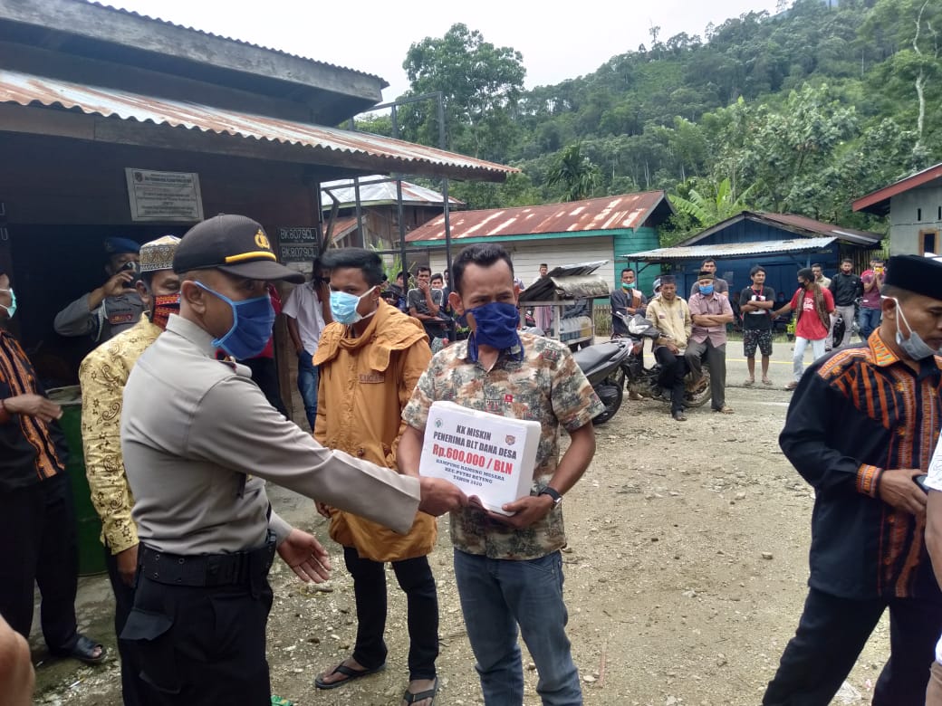 Ramung Musara Jadi Perdana Pembagian BLT Dari Dana Desa