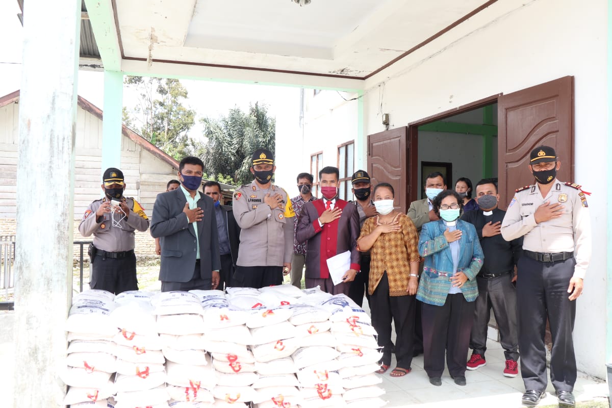 Polres Pakpak Bharat Salurkan 1.8 Ton Beras Kepada Pemuka Agama dan Pengurus Tempat Ibadah