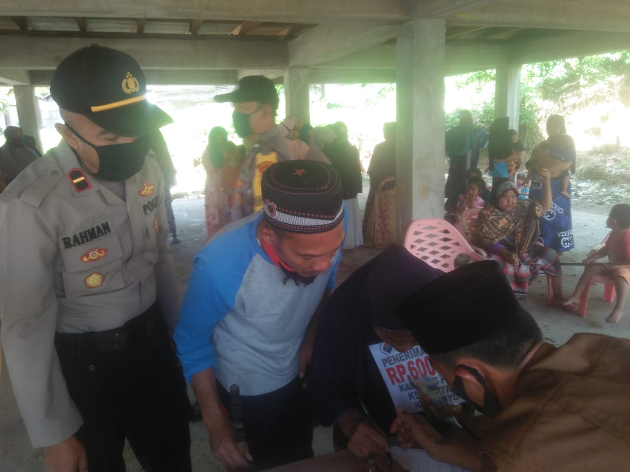 Hari Ini di Putri Betung Lima Desa Salurkan BLT