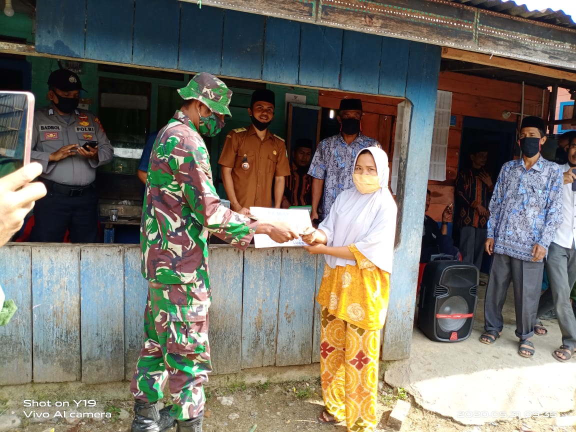 Kapolsek Putri Betung Ipda Rahmat Syah Pinim Tetap Setia Dampingi Penyaluran BLT ADD