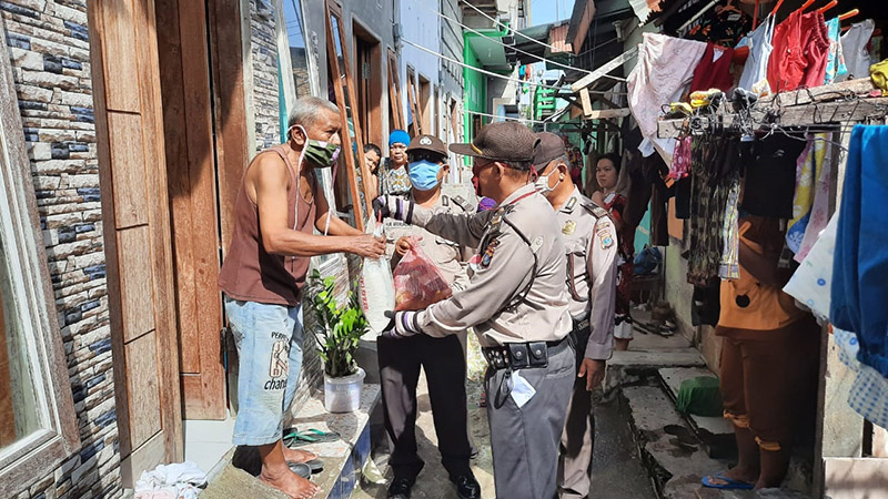 Kapolsek Medan Timur Berikan Tali Asih Warga Korban Kebakaran Jln Sei Kera