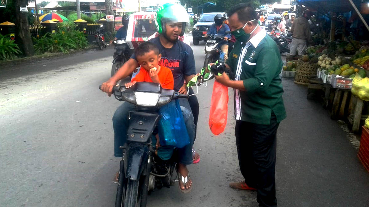 DPC PKB Kota Binjai Bagikan Masker Gratis Kepada Masyarakat