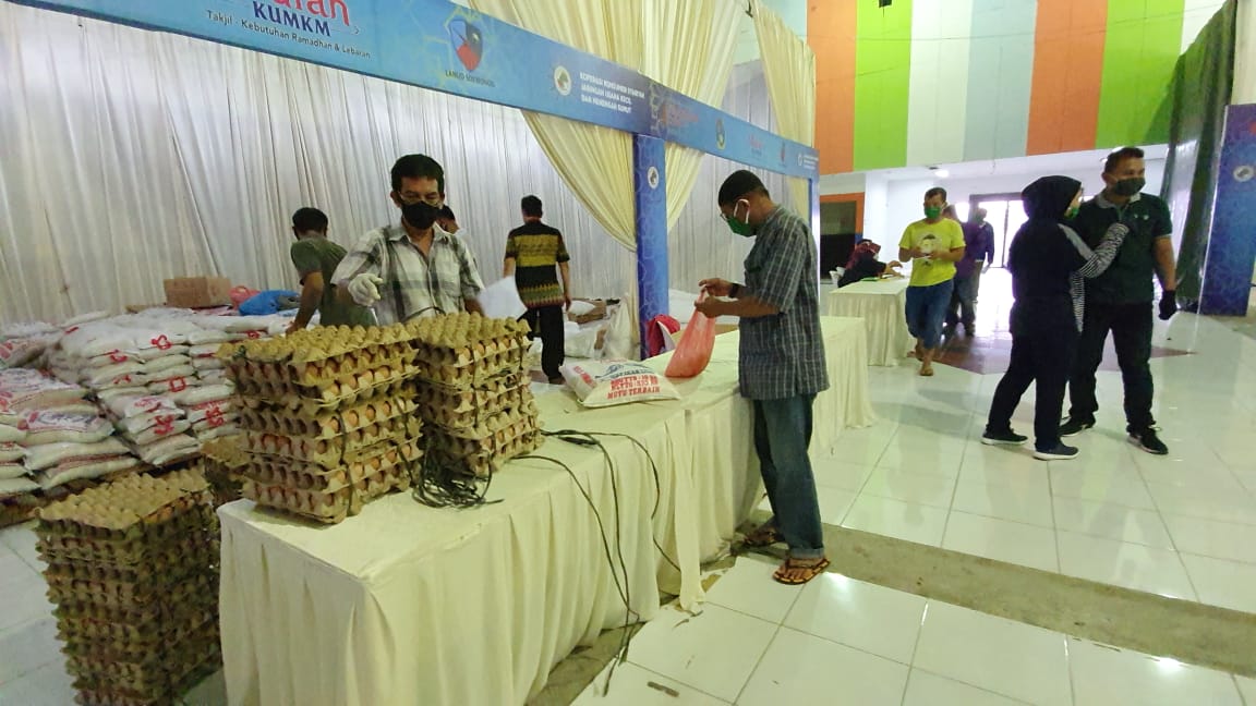 Masyarakat Sangat Antusias,  Pasar Murah di Lanud Soewondo Tertib dan Lancar