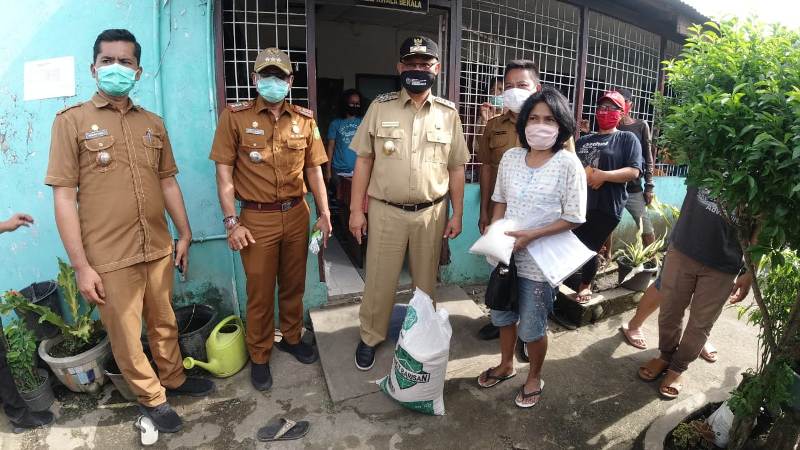 Akhyar Pantau Penyaluran Bansos di Kelurahan Kwala Bekala