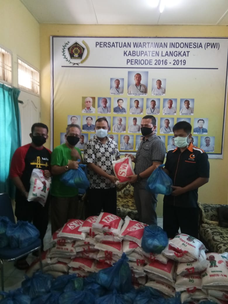 Bank Sumut Stabat Serahkan 50 Paket Sembako Kepada PWI Langkat