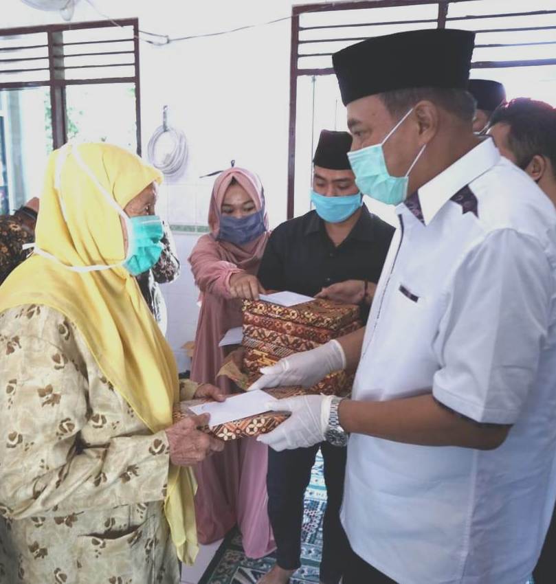 Penggali Kubur, Bilal Mayit dan Anak Yatim Terima Bantuan