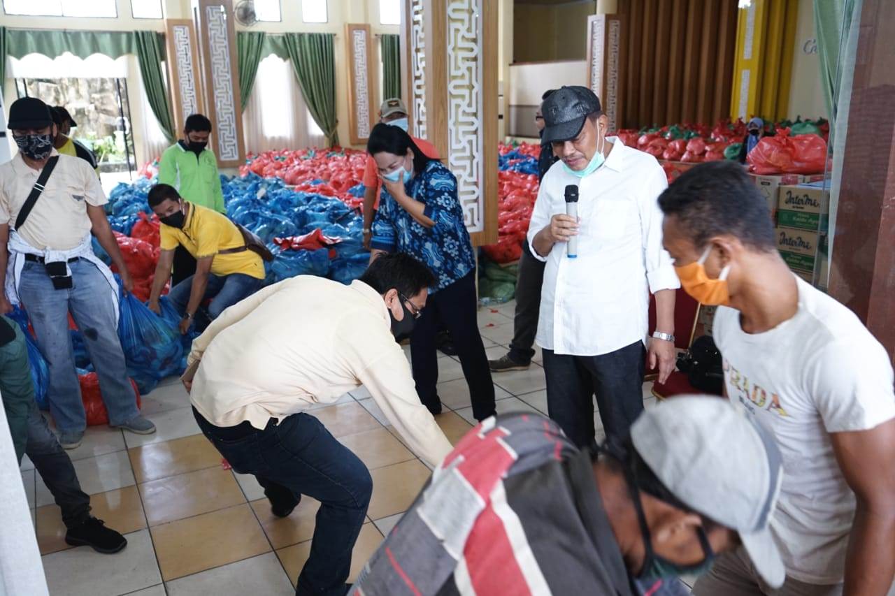 Wali Kota Tinjau Pendistribusian Sembako Dampak Covid-19,Â 4800 KK Tidak Tercover BST Kemensos,Pemko Siapkan Bantuan