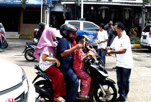 Relawan Indonesia Bersatu Lawan Covid-19 Sidimpuan Bagikan Ribuan Masker