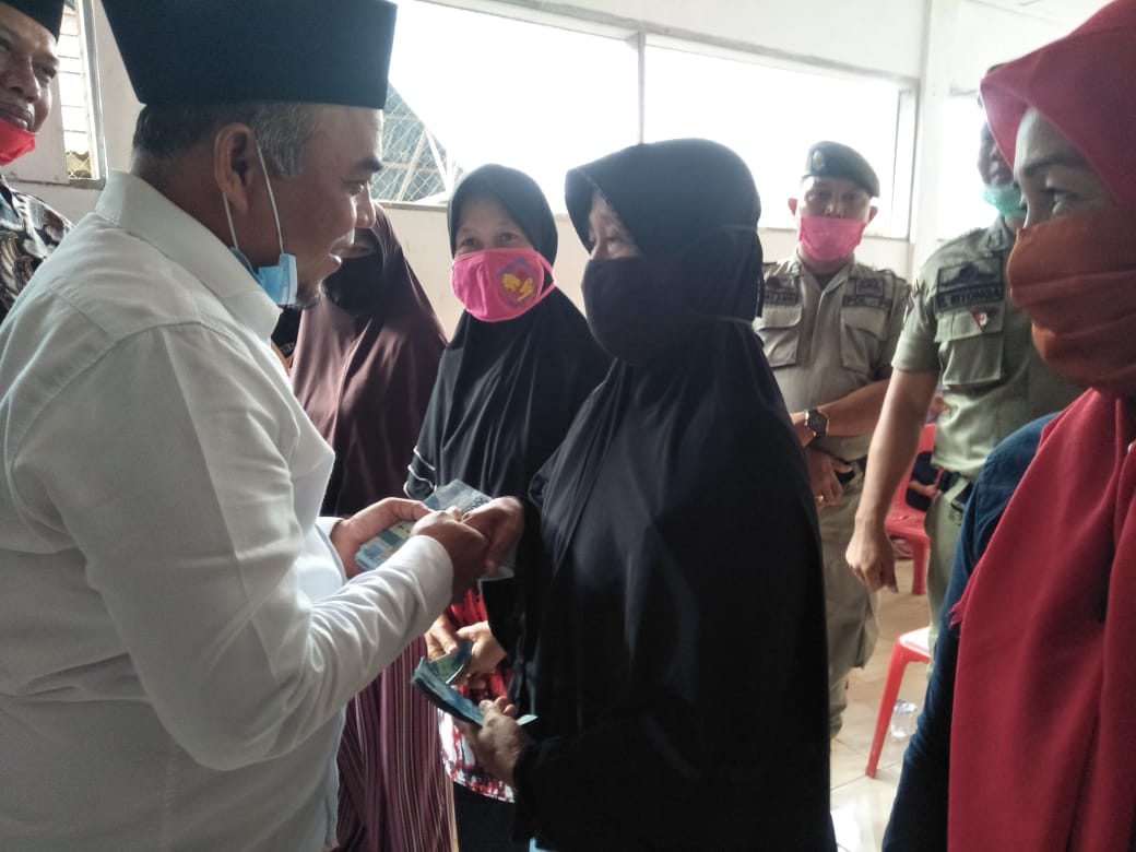 Bupati Labuhanbatu Andi Suhaimi Pantau Pembagian BLT DD 152 KK di Sidomulyo