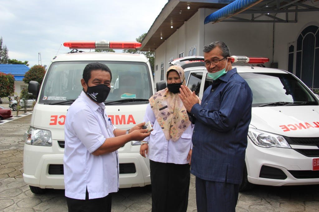 Bupati Solok serahkan Mobil Ambulan untuk operasional di setiap Nagari