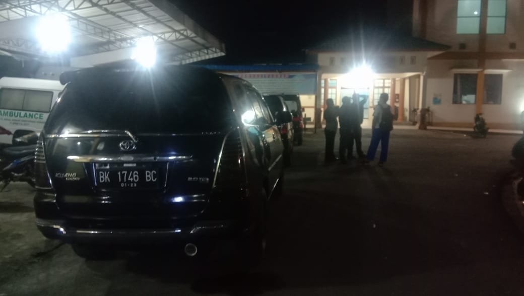 Sepasang Kekasih Diduga ASN Pingsan Keadaan Bugil di Dalam  Mobil Innova Hitam