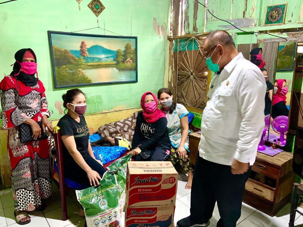 Kunjungi Warga Sakit Menahun dan Kurang Mampu, Akhyar : Dewi Harus Tetap Semangat dan Ikhtiar dalam Berobat